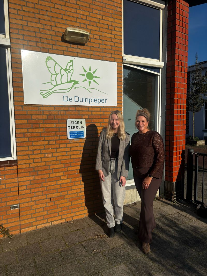 Links: Melanie Rutten, beleidsmedewerker van het OCW.Rechts: Directeur Natalie van Beers-Nederend.